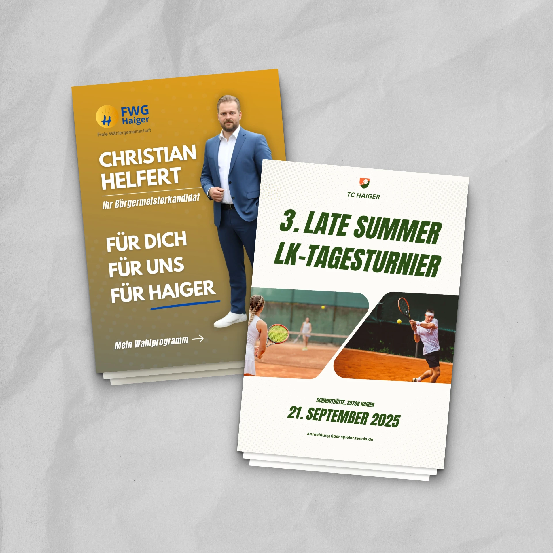 Zwei Flyer auf einer grauen Fläche: der eine zeigt das Bannerdesign für Christian Helferts Bürgermeisterwahlkampf in Haiger mit seinem Foto im Anzug, der andere illustriert den Flyer gestalten für ein Tennisturnier mit Spielerbildern und dem Datum 21. September 2025.